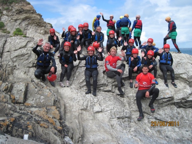  La escuela pasa un tiempo increíble coastering 